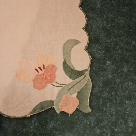 Set of Vintage Hand Embroidered Table Square PLUS 4 Napkins - Picture 3 of 7